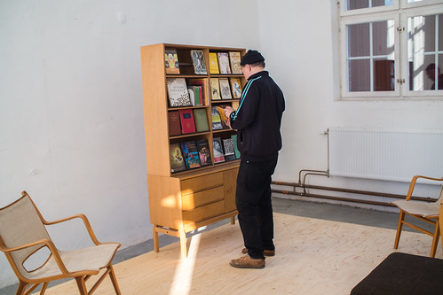 Den politiska biodlarens bibliotek, Art Lab Gnesta (2015). Foto: Erik Sjödin. Den politiska biodlarens bibliotek, Art Lab Gnesta (2015). Foto: Erik Sjödin.