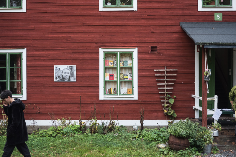 Den politiska biodlarens bibliotek, Varvsarbetarhuset (2020). Foto: Erik Sjödin. Den politiska biodlarens bibliotek, Varvsarbetarhuset (2020). Foto: Erik Sjödin.